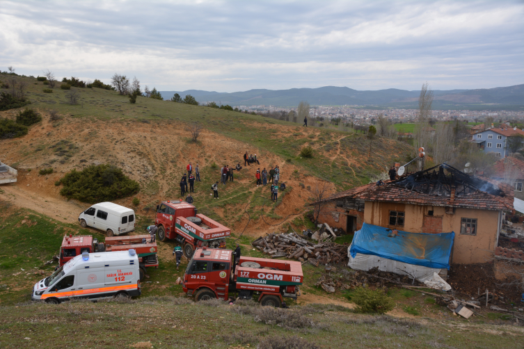 Uşak'ta yangın çıkan evin çatısı küle döndü